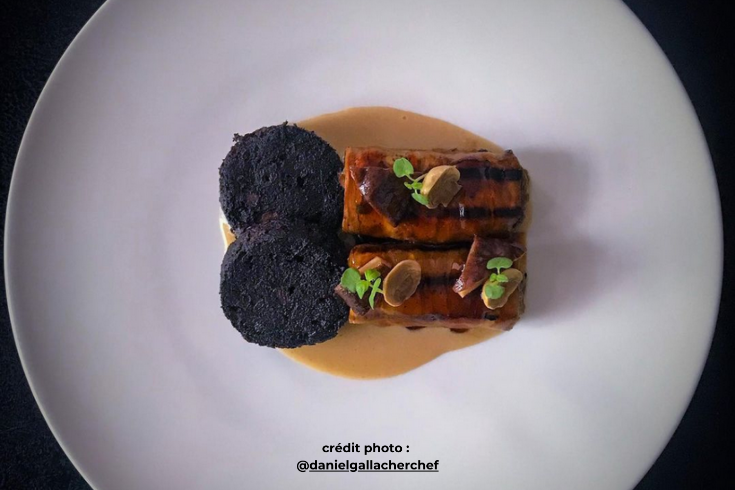 Produit d’exception ; le Boudin Noir de Christian Parra de chez @conserverie_annerozes .  Le voici cuisiné avec des aubergines laqués au miso, shitake et sauce crevettes / foie gras.